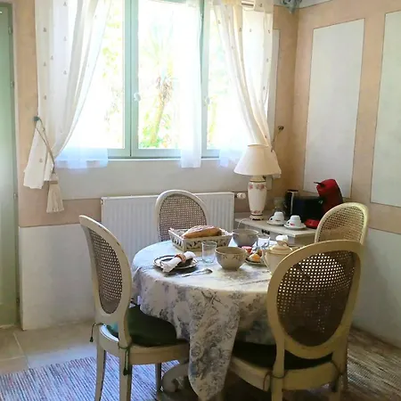 Daire A L'ombre Du Tilleul Giverny